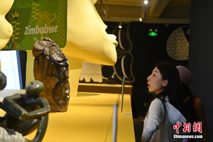 圖為游客參觀藝術(shù)展。中新社記者 李亞龍 攝