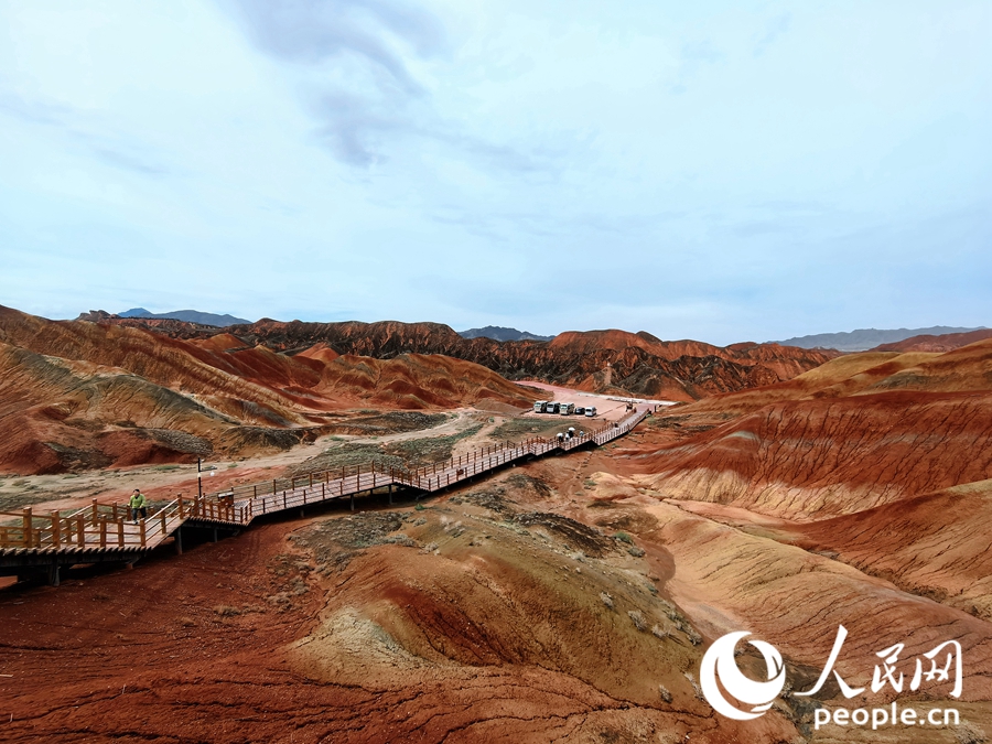  雨后的七彩丹霞，顏色格外艷麗。人民網(wǎng) 黃津曉虎攝