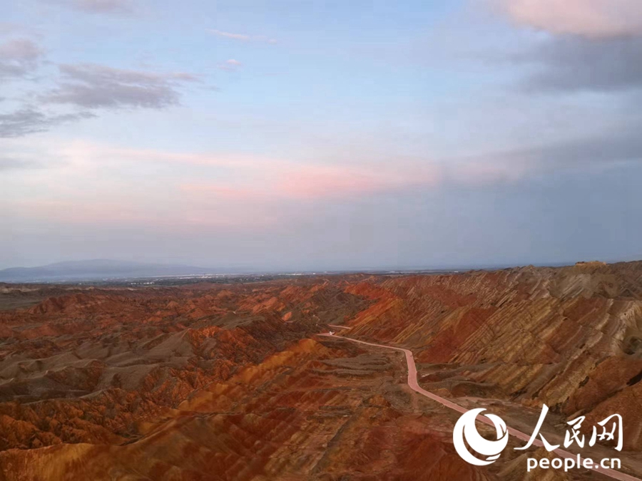 日落時(shí)分，余暉與丹霞交相輝映。人民網(wǎng)記者 唐嘉藝攝