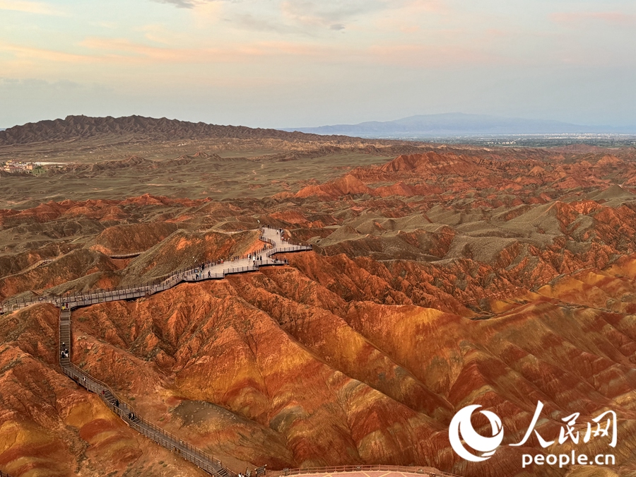 日落時(shí)分，余暉與丹霞交相輝映。人民網(wǎng)記者 徐冬兒攝