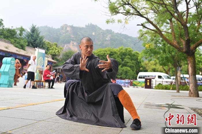 7月14日，甘肅省平?jīng)鍪嗅轻忌骄皡^(qū)內，嵩山少林弟子展示武藝。7月13日至14日，“2024年北京體育大學第十五屆國際武術比賽交流大會暨首屆崆峒山國際武術大會”舉行，大會也在崆峒山景區(qū)進行問道崆峒、武術高級研修班、崆峒拜師等系列活動。中新社記者 李亞龍 攝</p>
<p>