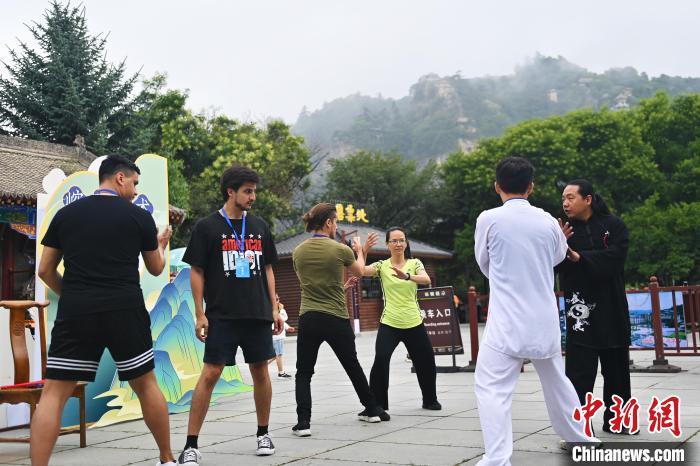 7月14日，甘肅省平?jīng)鍪嗅轻忌骄皡^(qū)內，外籍武術愛好者學習崆峒派武術。7月13日至14日，“2024年北京體育大學第十五屆國際武術比賽交流大會暨首屆崆峒山國際武術大會”舉行，大會也在崆峒山景區(qū)進行問道崆峒、武術高級研修班、崆峒拜師等系列活動。中新社記者 李亞龍 攝</p>
<p>