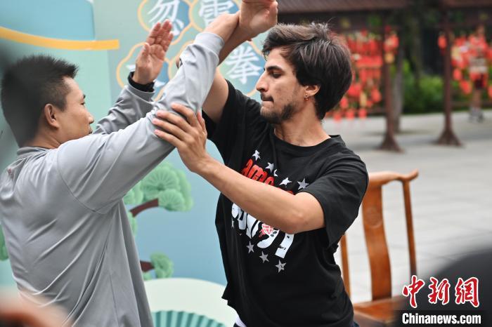 7月14日，甘肅省平?jīng)鍪嗅轻忌骄皡^(qū)內，外籍武術愛好者(右)進行忽雷太極拳切磋。7月13日至14日，“2024年北京體育大學第十五屆國際武術比賽交流大會暨首屆崆峒山國際武術大會”舉行，大會也在崆峒山景區(qū)進行問道崆峒、武術高級研修班、崆峒拜師等系列活動。中新社記者 李亞龍 攝</p>
<p>