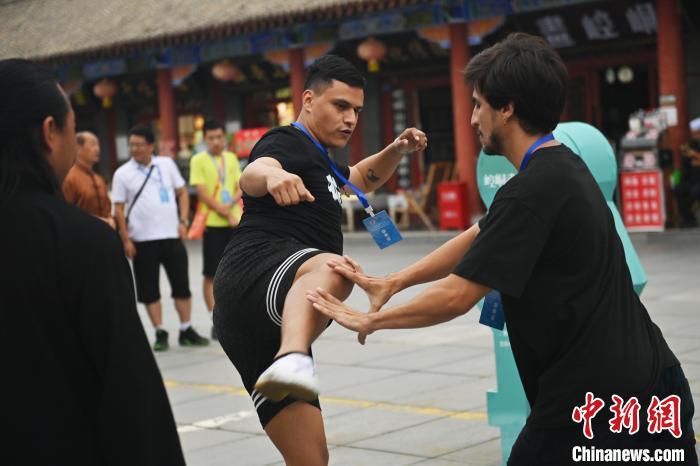 7月14日，甘肅省平?jīng)鍪嗅轻忌骄皡^(qū)內，外籍武術愛好者切磋武藝。7月13日至14日，“2024年北京體育大學第十五屆國際武術比賽交流大會暨首屆崆峒山國際武術大會”舉行，大會也在崆峒山景區(qū)進行問道崆峒、武術高級研修班、崆峒拜師等系列活動。中新社記者 李亞龍 攝