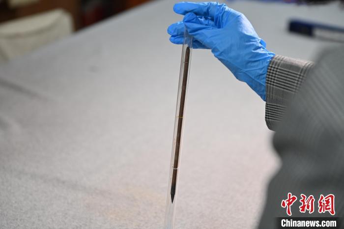 2024年5月7日，甘肅省博物館館藏國(guó)寶級(jí)文物“白馬作”毛筆。李亞龍　攝