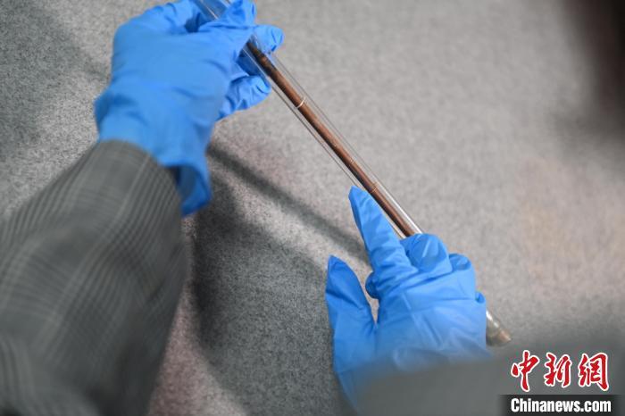 2024年5月7日，拍攝的甘肅省博物館館藏國(guó)寶級(jí)文物“白馬作”毛筆。李亞龍　攝