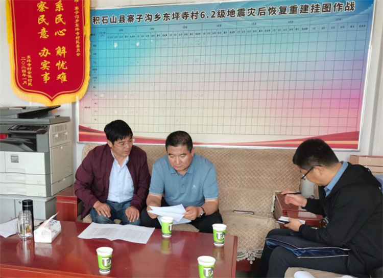 州縣紀(jì)委監(jiān)委機關(guān)聯(lián)合督查組對下沉干部 、駐村干部 、包村組長、村干部 “四級”干部履職到崗情況，以及工作日志和民情臺賬、訴求臺賬進行日常監(jiān)督檢查，壓實工作責(zé)任。.jpg