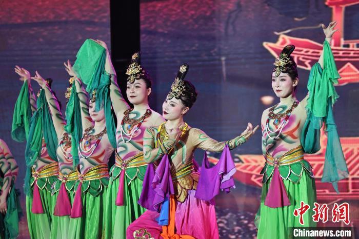 7月19日晚，第五屆黃河之濱文藝展演在蘭州體育文化廣場開幕。圖為開幕式演出敦煌舞蹈。張曦予 攝