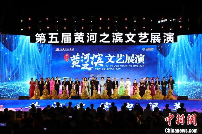 7月19日晚，第五屆黃河之濱文藝展演在蘭州體育文化廣場開幕。張曦予 攝