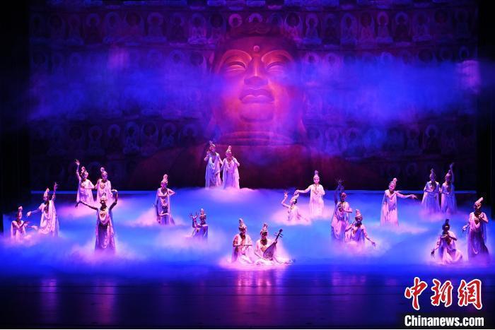 7月18日晚，中國經(jīng)典舞劇《絲路花雨》在甘肅蘭州黃河劇院進(jìn)行演出。中國經(jīng)典舞劇《絲路花雨》迎來45周年，7月17日-8月4日在蘭州開啟為期多天的駐場演出。該舞劇取材于敦煌莫高窟壁畫，集中國霓裳羽衣舞、敦煌舞、印度舞、黑巾舞、波斯馬鈴舞等于一身，自1979年演出至今，該劇先后在40多個國家和地區(qū)演出近4000場，觀眾550多萬人次。中新社記者 李亞龍 攝</p>
<p>
