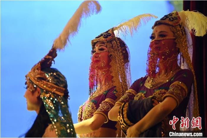 7月18日晚，中國經(jīng)典舞劇《絲路花雨》在甘肅蘭州黃河劇院進(jìn)行演出。中國經(jīng)典舞劇《絲路花雨》迎來45周年，7月17日-8月4日在蘭州開啟為期多天的駐場演出。該舞劇取材于敦煌莫高窟壁畫，集中國霓裳羽衣舞、敦煌舞、印度舞、黑巾舞、波斯馬鈴舞等于一身，自1979年演出至今，該劇先后在40多個國家和地區(qū)演出近4000場，觀眾550多萬人次。中新社記者 李亞龍 攝</p>
<p>