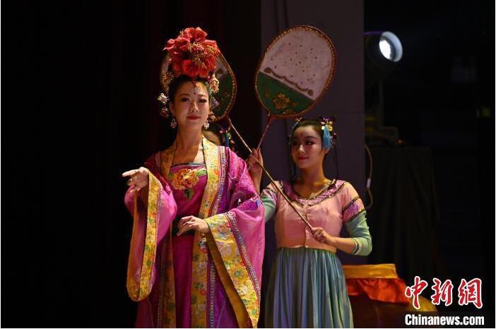 7月18日晚，中國經(jīng)典舞劇《絲路花雨》在甘肅蘭州黃河劇院進(jìn)行演出。中國經(jīng)典舞劇《絲路花雨》迎來45周年，7月17日-8月4日在蘭州開啟為期多天的駐場演出。該舞劇取材于敦煌莫高窟壁畫，集中國霓裳羽衣舞、敦煌舞、印度舞、黑巾舞、波斯馬鈴舞等于一身，自1979年演出至今，該劇先后在40多個國家和地區(qū)演出近4000場，觀眾550多萬人次。中新社記者 李亞龍 攝</p>
<p>