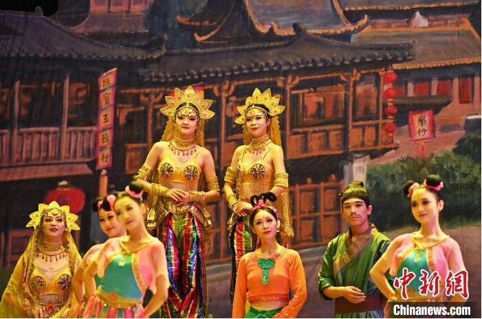 7月18日晚，中國經(jīng)典舞劇《絲路花雨》在甘肅蘭州黃河劇院進(jìn)行演出。中國經(jīng)典舞劇《絲路花雨》迎來45周年，7月17日-8月4日在蘭州開啟為期多天的駐場演出。該舞劇取材于敦煌莫高窟壁畫，集中國霓裳羽衣舞、敦煌舞、印度舞、黑巾舞、波斯馬鈴舞等于一身，自1979年演出至今，該劇先后在40多個國家和地區(qū)演出近4000場，觀眾550多萬人次。中新社記者 李亞龍 攝</p>
<p>