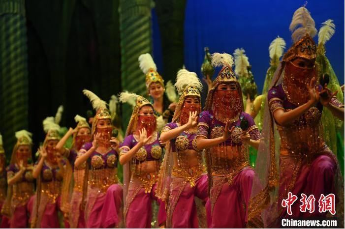 7月18日晚，中國經(jīng)典舞劇《絲路花雨》在甘肅蘭州黃河劇院進(jìn)行演出。中國經(jīng)典舞劇《絲路花雨》迎來45周年，7月17日-8月4日在蘭州開啟為期多天的駐場演出。該舞劇取材于敦煌莫高窟壁畫，集中國霓裳羽衣舞、敦煌舞、印度舞、黑巾舞、波斯馬鈴舞等于一身，自1979年演出至今，該劇先后在40多個國家和地區(qū)演出近4000場，觀眾550多萬人次。中新社記者 李亞龍 攝</p>
<p>