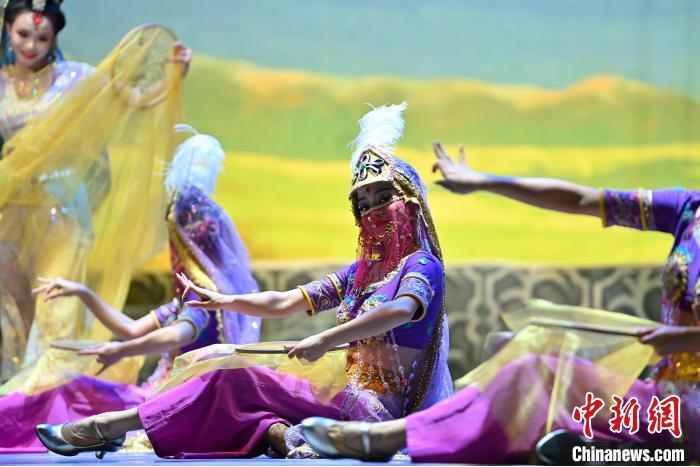7月18日晚，中國經(jīng)典舞劇《絲路花雨》在甘肅蘭州黃河劇院進(jìn)行演出。中國經(jīng)典舞劇《絲路花雨》迎來45周年，7月17日-8月4日在蘭州開啟為期多天的駐場演出。該舞劇取材于敦煌莫高窟壁畫，集中國霓裳羽衣舞、敦煌舞、印度舞、黑巾舞、波斯馬鈴舞等于一身，自1979年演出至今，該劇先后在40多個國家和地區(qū)演出近4000場，觀眾550多萬人次。中新社記者 李亞龍 攝</p>
<p>