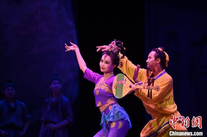 7月18日晚，中國經(jīng)典舞劇《絲路花雨》在甘肅蘭州黃河劇院進(jìn)行演出。中國經(jīng)典舞劇《絲路花雨》迎來45周年，7月17日-8月4日在蘭州開啟為期多天的駐場演出。該舞劇取材于敦煌莫高窟壁畫，集中國霓裳羽衣舞、敦煌舞、印度舞、黑巾舞、波斯馬鈴舞等于一身，自1979年演出至今，該劇先后在40多個國家和地區(qū)演出近4000場，觀眾550多萬人次。中新社記者 李亞龍 攝</p>
<p>