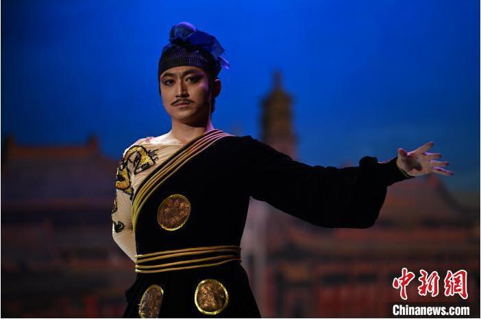 7月18日晚，中國經(jīng)典舞劇《絲路花雨》在甘肅蘭州黃河劇院進(jìn)行演出。中國經(jīng)典舞劇《絲路花雨》迎來45周年，7月17日-8月4日在蘭州開啟為期多天的駐場演出。該舞劇取材于敦煌莫高窟壁畫，集中國霓裳羽衣舞、敦煌舞、印度舞、黑巾舞、波斯馬鈴舞等于一身，自1979年演出至今，該劇先后在40多個國家和地區(qū)演出近4000場，觀眾550多萬人次。中新社記者 李亞龍 攝