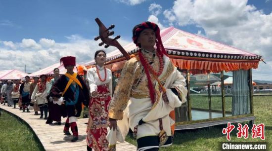 2024年6月，甘肅甘南藏族自治州上演藏服時(shí)裝秀。(資料圖)高瑩 攝