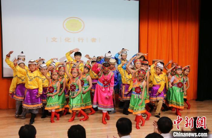 圖為蘭州大學(xué)文化行者團隊走進民族社區(qū)，開展系列活動。(資料圖)蘭州大學(xué)供圖