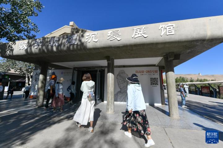 7月22日，游客排隊(duì)進(jìn)入“尋境敦煌——數(shù)字敦煌沉浸展”場館。新華社記者 郎兵兵 攝</p>
<p>