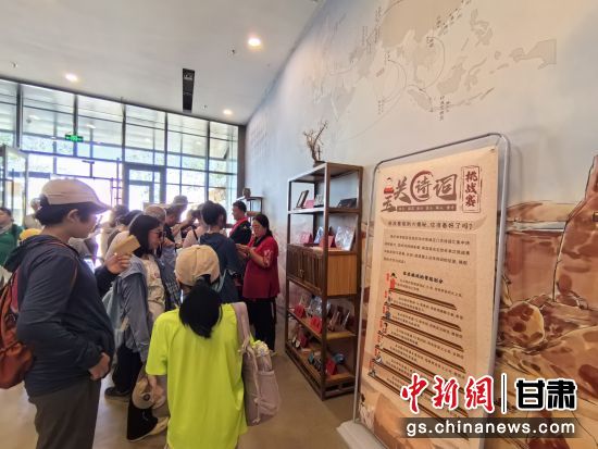 近日，玉門(mén)關(guān)遺址景區(qū)開(kāi)啟了一場(chǎng)精彩紛呈的玉關(guān)詩(shī)詞挑戰(zhàn)賽，吸引眾多游人參與其中。玉門(mén)關(guān)遺址景區(qū)供圖