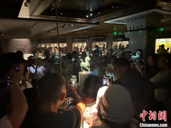 8月17日至23日，“濃濃民族情 兩岸一家親”臺灣同胞參訪團(tuán)甘肅行交流活動在甘肅展開。圖為臺胞參觀甘肅省博物館。中新社記者 閆姣 攝