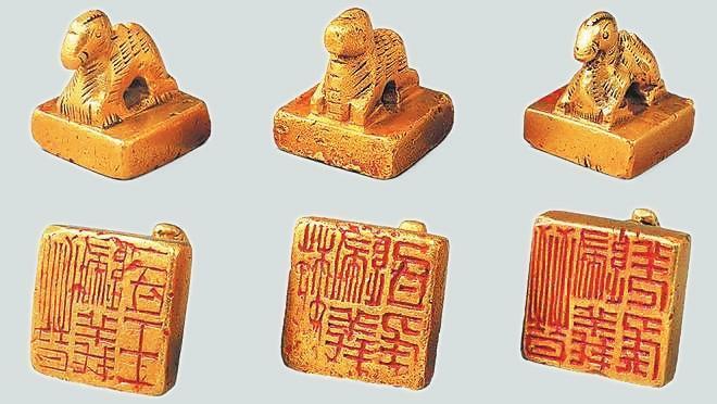 從左至右依次為“晉歸義羌侯”金印、“晉歸義氐王”金印、“魏歸義氐侯”金印