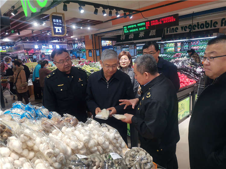 圖為市委常委、市紀(jì)委書記、市監(jiān)委主任張學(xué)勇調(diào)研食品安全責(zé)任包保企業(yè)西部天地商貿(mào)有限責(zé)任公司.jpg