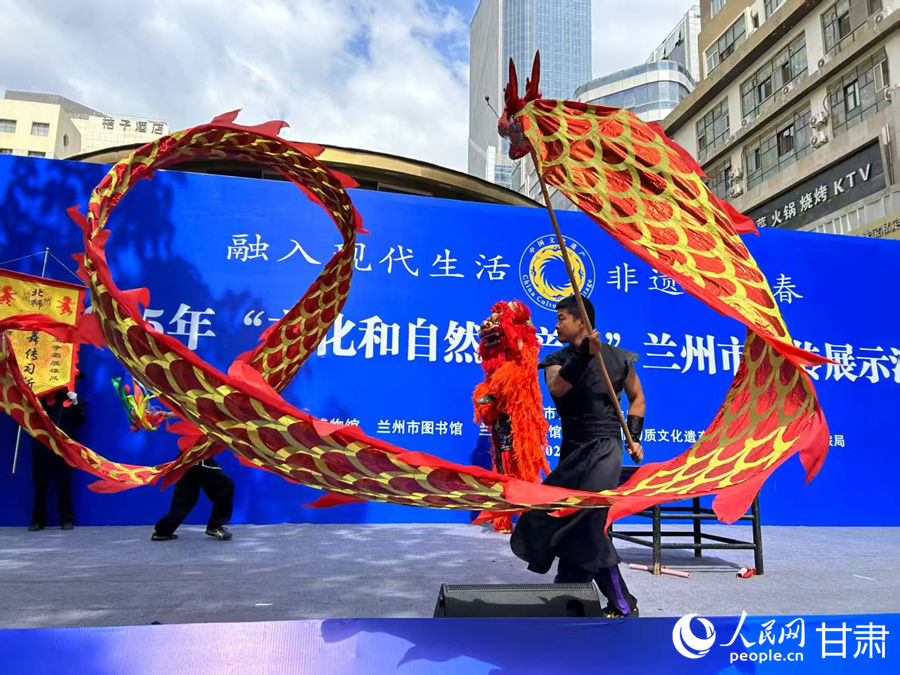 柴宗峰在2025年“文化和自然遺產(chǎn)日”蘭州市非遺宣傳展示活動(dòng)中表演舞獅。人民網(wǎng)記者 焦隆攝