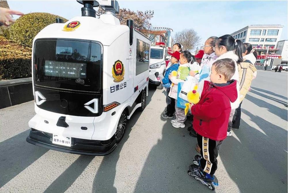 “隴警小移001”向孩子們宣傳交通安全知識