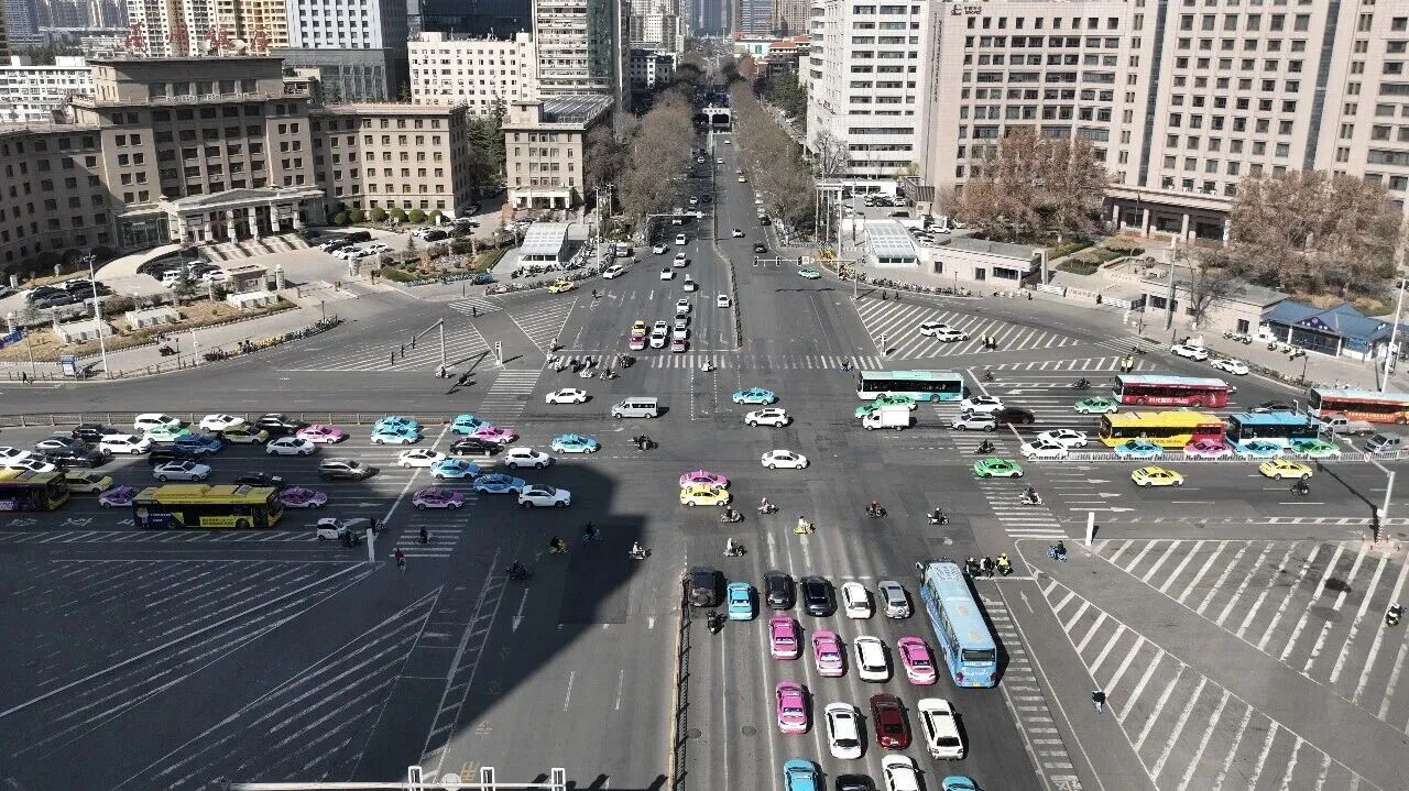 這里的交警N多操作，主打一個(gè)“暢通無阻”