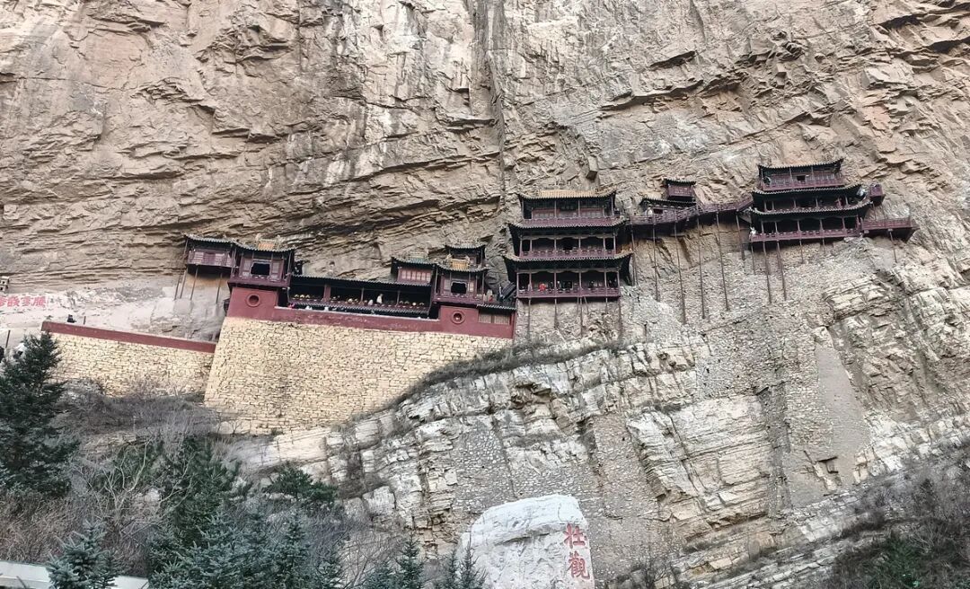 央視曝光懸空寺景區(qū)亂象：門(mén)票售罄后還能加價(jià)代買(mǎi)、黑車(chē)攬客到落石區(qū)拍照…當(dāng)?shù)鼗貞?yīng)